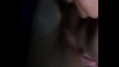 Faatasi ai ma se uo teine ​​i totonu o le taavale