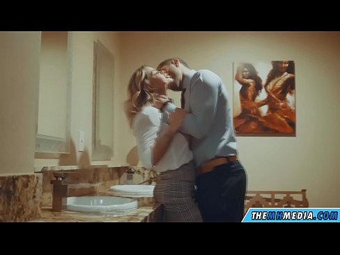 ❤️ Pe a faaosoosoina oe e se blonde busty i totonu o se faletaele lautele ❤️ Vitio feusua'iga ❌️❤